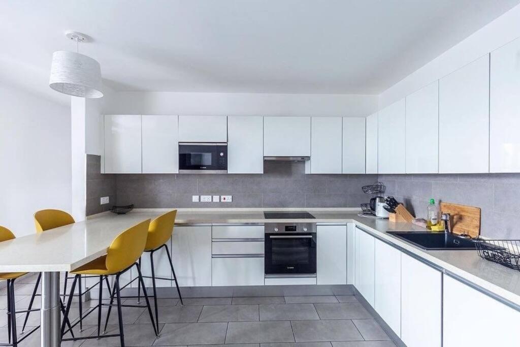 Luxury Labone Edge 2-Bedroom Apartment In Accra - Fivehills Homes Екстер'єр фото